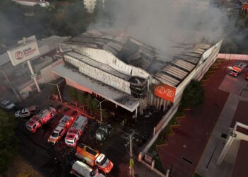 Incendio consume Gran Bodega de Amalucan