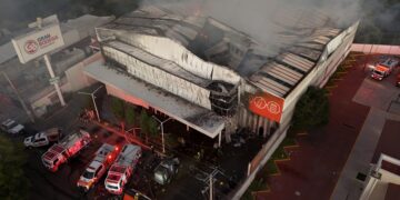 Incendio consume Gran Bodega de Amalucan