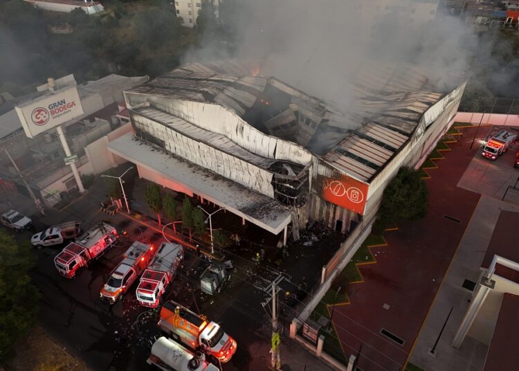 Incendio consume Gran Bodega de Amalucan