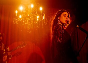 Karina Sofía irrumpe en un regional pop rock de la mano del ‘mago’ Santaolalla
