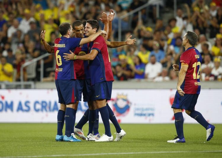 Las Leyendas del Barcelona lideradas por Romário ganan partido benéfico en Brasil