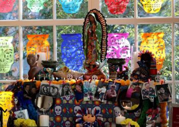 Un altar del Día de Muertos en la Casa Blanca honra a difuntos de empleados y visitantes