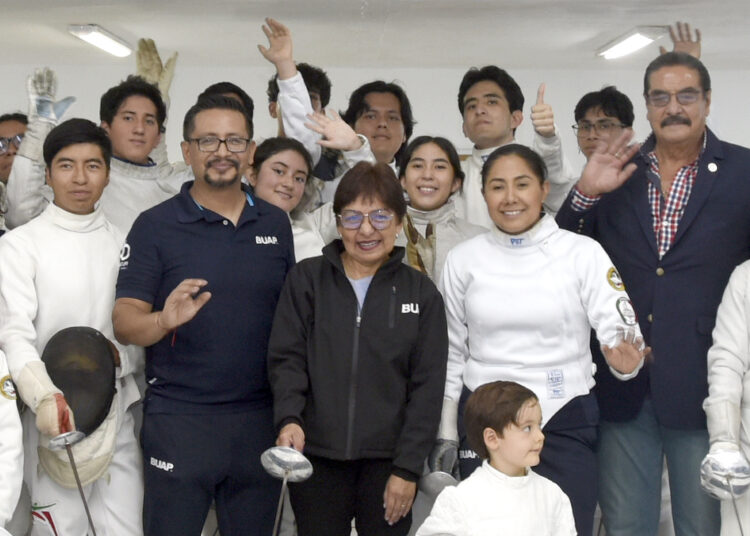 Lilia Cedillo entrega espacio deportivo a comunidad estudiantil