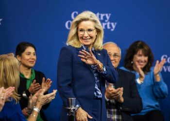 Trump sugiere que Liz Cheney debería enfrentarse a pelotón de fusilamiento