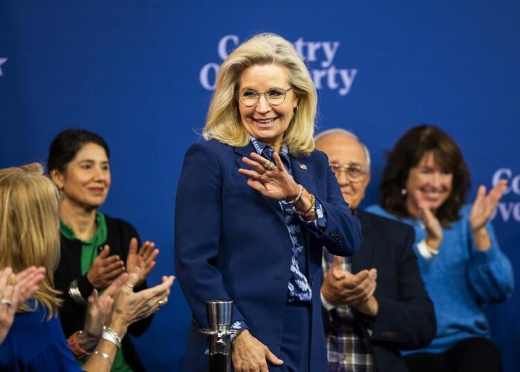 Trump sugiere que Liz Cheney debería enfrentarse a pelotón de fusilamiento
