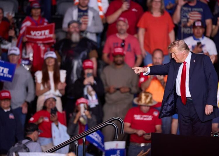 Trump denuncia al diario Washington Post y a la televisión CBS por supuesto apoyo a Harris