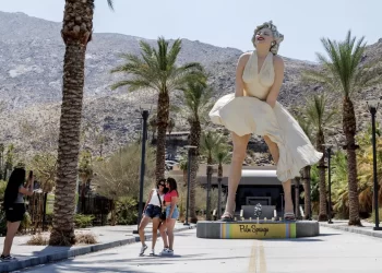 Trasladan estatua gigante de la Monroe