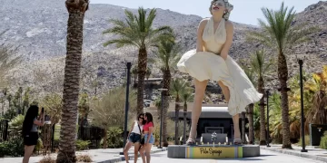 Trasladan estatua gigante de la Monroe