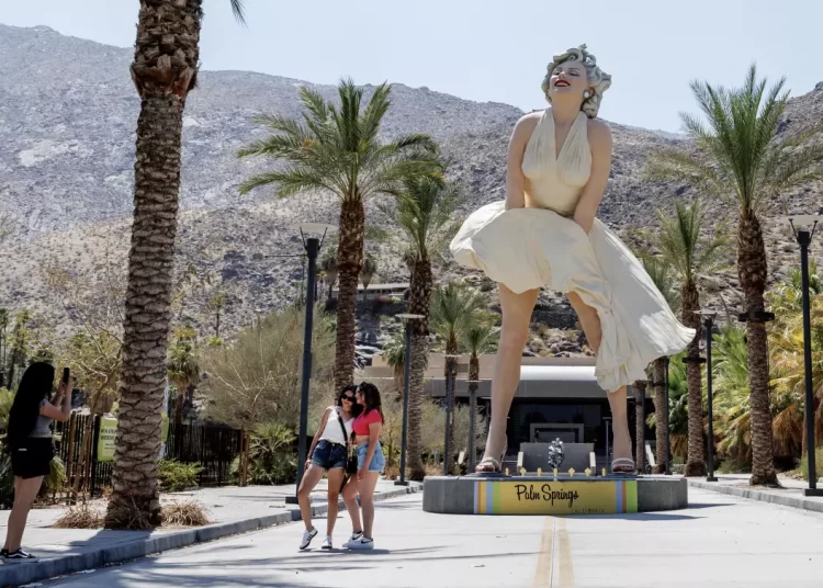 Trasladan estatua gigante de la Monroe