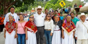Céspedes inaugura caminos en Francisco Z. Mena, Pantepec y Xicotepec