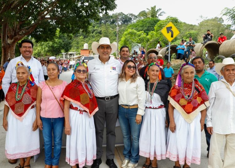 Céspedes inaugura caminos en Francisco Z. Mena, Pantepec y Xicotepec