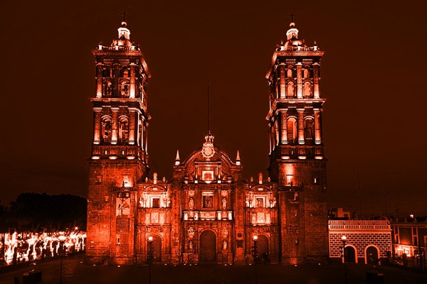 Iluminarán Catedral poblana de rojo