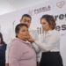 Gaby Bonilla entrega aparatos auxiliares auditivos