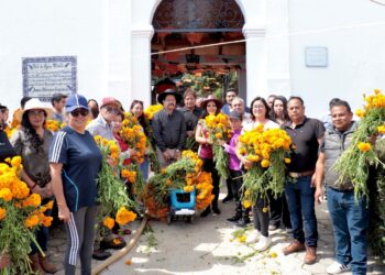 Entrega Gobierno de Cholula flores en panteones municipales