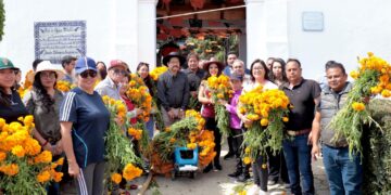 Entrega Gobierno de Cholula flores en panteones municipales
