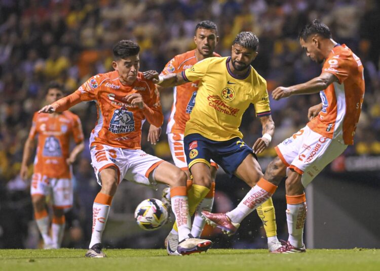 Las Águilas del América derrotan a los Tuzos 2-1 en el Cuauhtémoc