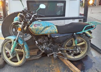 Policía de Cuautlancingo detiene a individuos por conducir motocicleta robada