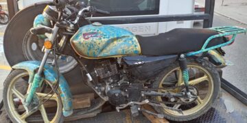 Policía de Cuautlancingo detiene a individuos por conducir motocicleta robada