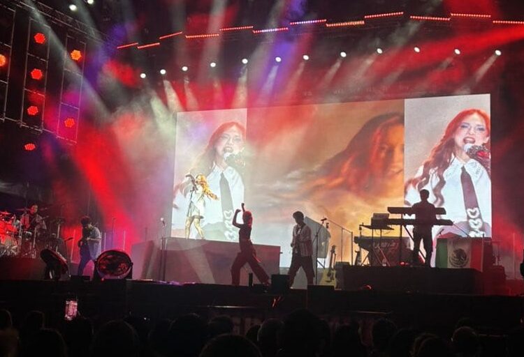 Paty Cantú abre concierto de los Ángeles Azules en la Ibero Puebla