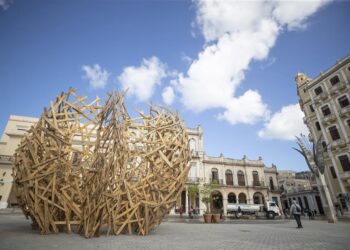 Una efímera «nube de madera» busca el diálogo en el arranque de la Bienal de La Habana