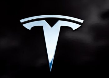 Valor bursátil de Tesla alcanza el billón de dólares