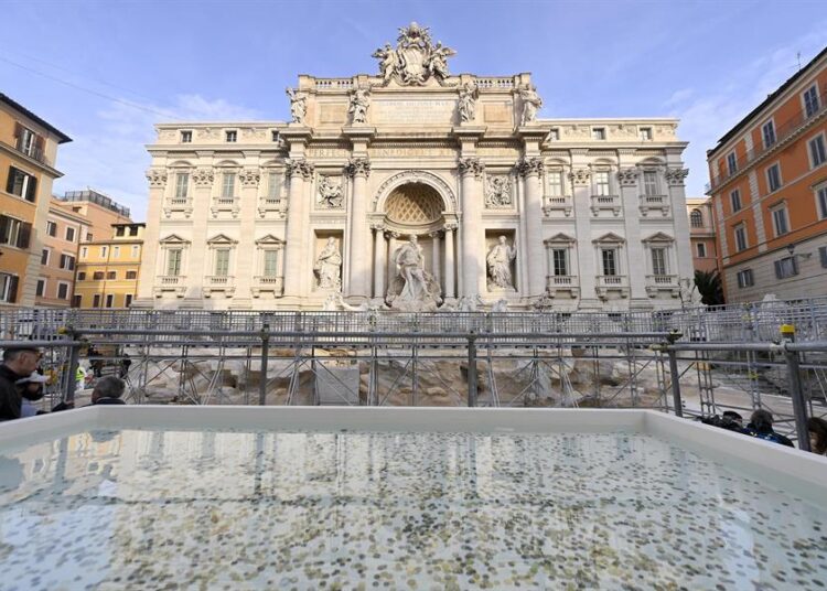 Fontana de Trevi ya se puede observar de cerca gracias a una polémica pasarela