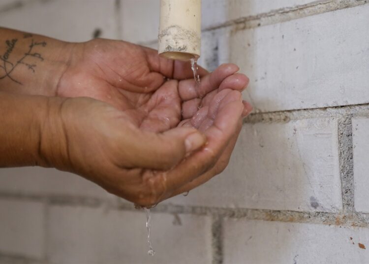 54% de usuarios deben el servicio de agua potable
