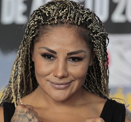 La ‘Barby’ Juárez vence a Rincón y retiene título plata