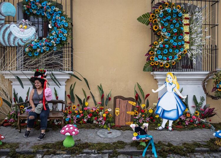 Miles de flores adornan la ciudad colonial de Antigua Guatemala y turistas la abarrotan