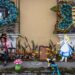 Miles de flores adornan la ciudad colonial de Antigua Guatemala y turistas la abarrotan