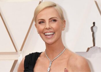 Charlize Theron cederá su Instagram a activista con VIH