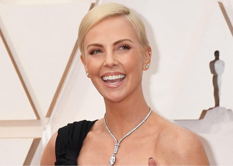 Charlize Theron cederá su Instagram a activista con VIH