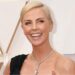 Charlize Theron cederá su Instagram a activista con VIH