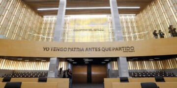 Cumple Sergio Salomón y reconoce al congreso de Puebla