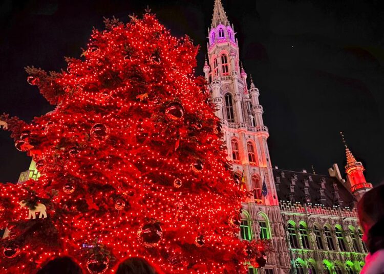 Bruselas da la bienvenida a la Navidad entre luces, adornos y churros