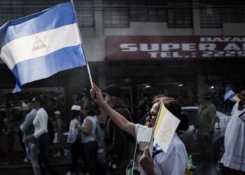‘El báculo del destierro’, un poemario de José Cardoza que relata exilio de nicaragüenses