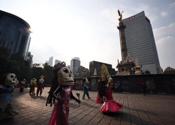 Más de un millón de personas asisten al colorido desfile de Día de Muertos en México