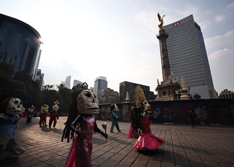 Más de un millón de personas asisten al colorido desfile de Día de Muertos en México
