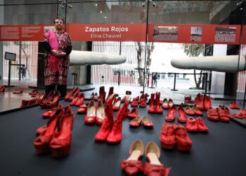 ‘Zapatos Rojos’ hace visible la violencia de género en México