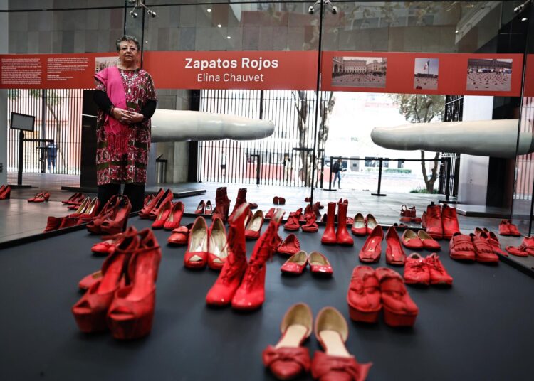 ‘Zapatos Rojos’ hace visible la violencia de género en México