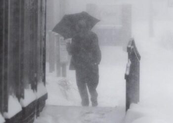 Tormentas de nieve en los Grandes Lagos tienen en alerta a millones de estadounidenses