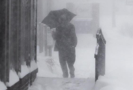 Tormentas de nieve en los Grandes Lagos tienen en alerta a millones de estadounidenses