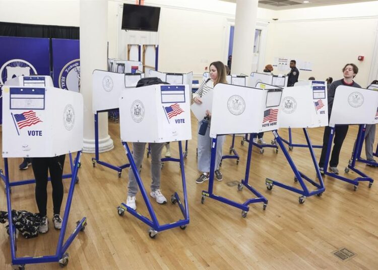 EE.UU., vota en comicios insólitos por intentos de asesinato, dimisiones y condenas