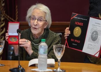 Ida Vitale cumple 101 años y prepara un viaje a México