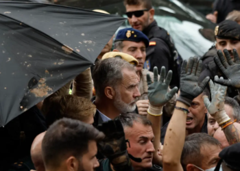 Lanzan objetos y lodo al rey Felipe a su llegada a Paiporta (Video)