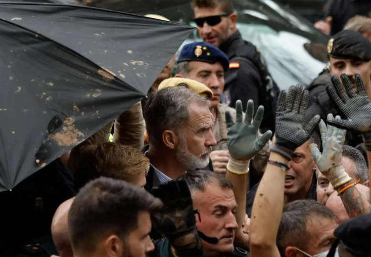 Lanzan objetos y lodo al rey Felipe a su llegada a Paiporta (Video)
