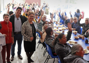 Omar Muñoz entrega mobiliario y juegos de mesa en el DIF de Sanctorum