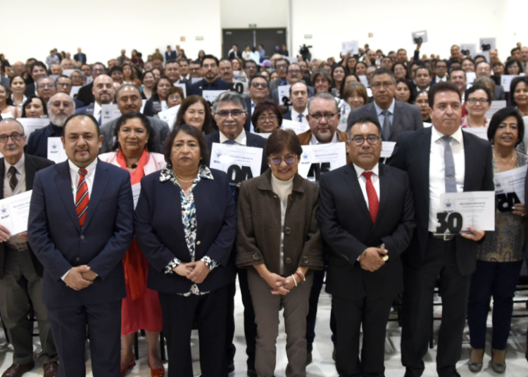 Entregan reconocimientos por antigüedad a personal académico y administrativo