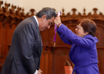 BUAP entrega medalla «Melchor de Covarrubias» al gobernador Sergio Salomón