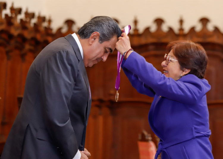 BUAP entrega medalla «Melchor de Covarrubias» al gobernador Sergio Salomón
